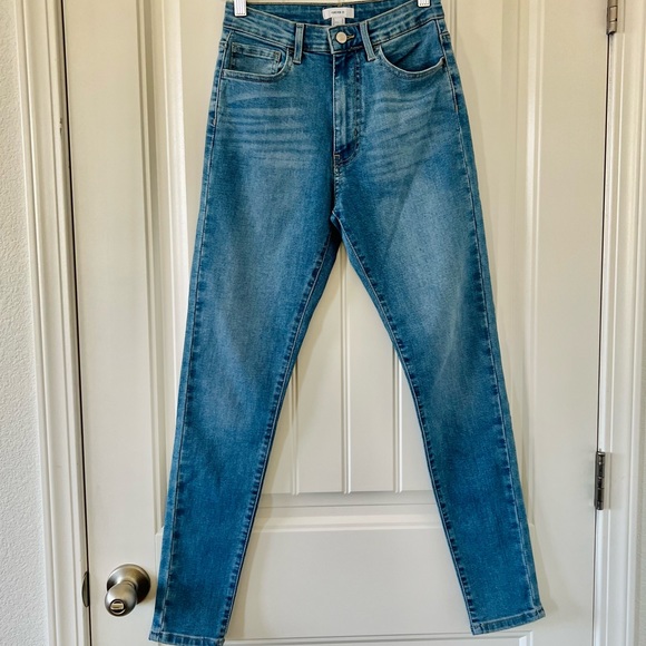 Forever 21 Essential Mid Rise Medium Wash 5-Pocket Sculpting Stretch Skinny Jean - Picture 5 of 11